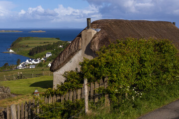 thatched cottage, crofter's house at the Waternish peninsula with view to the fishing village of Stein, Isle of Skye, Scotland © Lars Gieger
