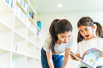 図書室で本を読む女の子たち