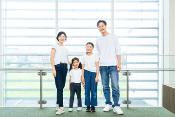 Fototapeta premium 家族、ファミリー、親子、家庭、ファミリーフォト、集合写真、笑顔、日本人、全身、記念撮影、子供、女の子、子育て、育児、小学生、仲良し、寄り添う、ママ、パパ、シンプル、室内、ホテル、旅行、観光、元気、女子、可愛い、こども、支援、保険、健康、ヘルスケア、リラックス、男性、女性、若い、カジュアル、ハッピー、両親、母親、父親、保育、明るい、デニム、キレイめ、爽やか、ライフスタイル、一緒、人物