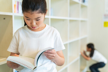 図書室で本を読む女の子