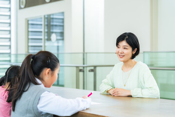 勉強する子どもたちと指導する教員
