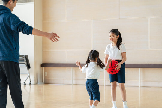 バスケットボール、小学生、先生、子供、バスケ、ミニバス、審判、女子、練習、試合、体育、教師、体育館、選手、笑顔、パス、シュート、指導、運動、大会、ボール、コーチ、監督、親子、ルール、スポーツ、少年、少女、女の子、こども、球技、児童、ジャージ、体操服、授業、教員、部活、クラブ、学童、男性、日本人、トレーニング、楽しい、合宿、チーム、屋内、スポーツクラブ、人物 - Powered by Adobe