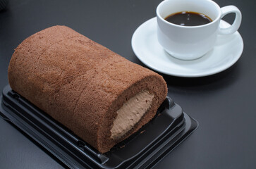 贅沢な生チョコ仕立てのロールケーキ
