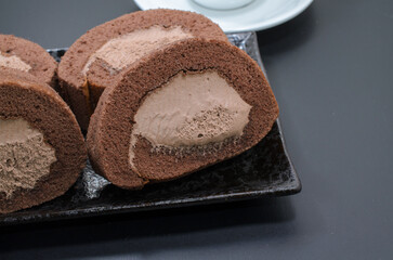 贅沢な生チョコ仕立てのロールケーキ