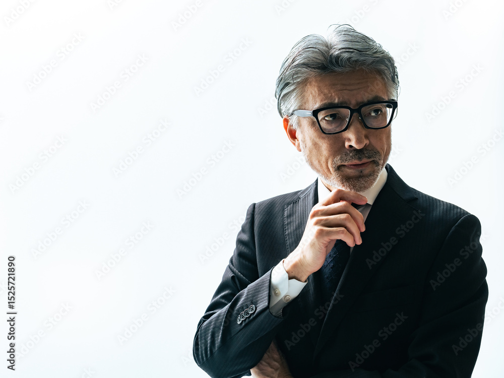 Poster 考える、ビジネスマン、シニア、ビジネス、悩む、男性、経営者、社長、ビジネスパーソン、事業承継、後継者、人手不足、戦略、計画、見通し、高齢、経営、予測、エグゼクティブ、引退、定年、スーツ、白バック、シルエット、逆光、コピースペース、白髪、眼鏡、希望、チャレンジ、挑戦、シリアス、真剣、疑問、不安、心配、悩み、困る、課題、問題、トラブル、ミドルエイジ、中高年、仕事、離職、検討、日本人、上司、管理職、人物