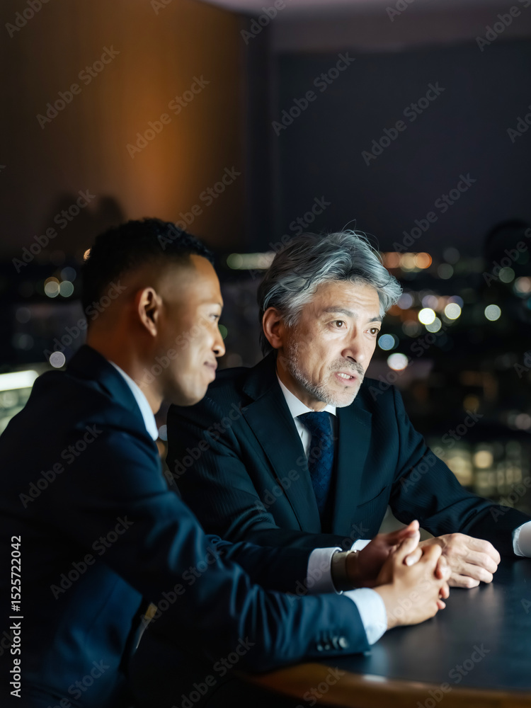 Aufkleber ビジネス、会議、ミーティング、ビジネスマン、グローバル、男性、仕事、夜景、オフィス、相談、チームワーク、社長、経営者、経営、戦略、設計、計画、企画、社会、都市、人材、シニア、ミドルエイジ、中高年、エグゼクティブ、日本人、外国人、黒人、多国籍、国際、英会話、グループ、ビジネスパーソン、上司、部下、マネジメント、企業、指導、指示、画面、ディスプレイ、モニター、PC、DX、デジタル、提案、情報、分析、研