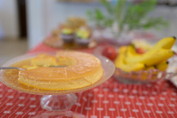 Pudim de leite condensado servido no café da manhã da pousada