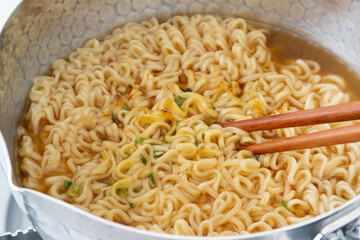 インスタントラーメンを鍋で作る