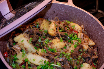 Kuyrdak meat potatoes onions green herbs1
