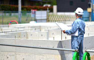 住宅建築の基礎を点検する工事監督