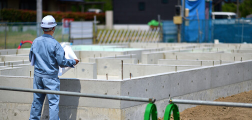 住宅建築の基礎を点検する工事監督