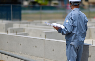 住宅建築の基礎を点検する工事監督