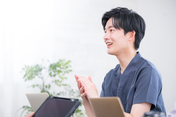 Men in short sleeves and casual summer attire for meetings, proposals, and business negotiations in the office.