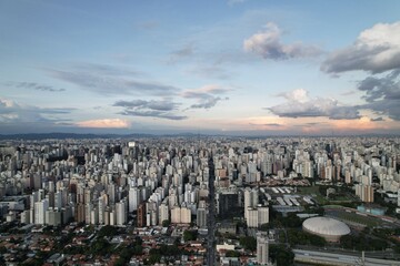 Obraz premium Vast cityscape showing the skyline of Sao Paulo, Brazil during sunset