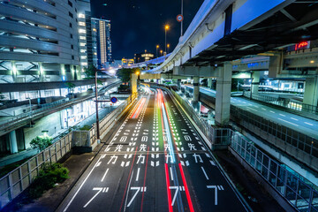 夜の都会の道路のイメージ