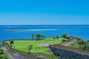 Obraz premium 青空が美しい知念岬の風景 【沖縄風景】