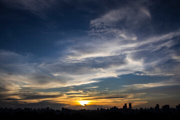Obraz premium Silhouette of cityscape buildings during a sunset in Brazil