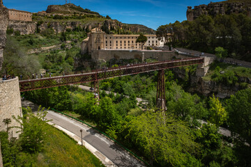 Vista de la ciudad medieval de Cuenca, situada en los acantilados en España.	
