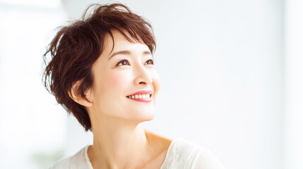明るく元気な大人の女性のナチュラルな笑顔