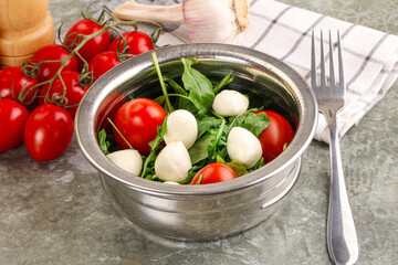 Salad with mozzarella and arugula