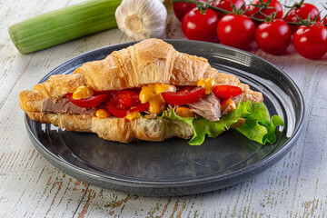 Croissant with tuna, tomato and salad