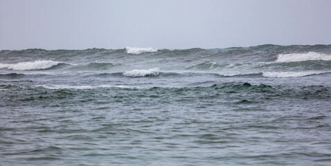 Fototapeta premium The ocean is calm and the sky is cloudy