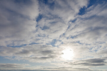 Obraz premium The sky is cloudy and the sun is shining through the clouds