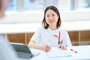白衣の女性