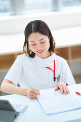 白衣の女性