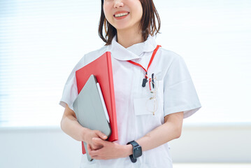 白衣の女性