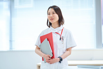 白衣の女性