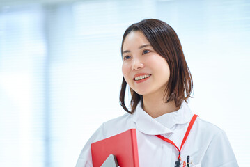 白衣の女性