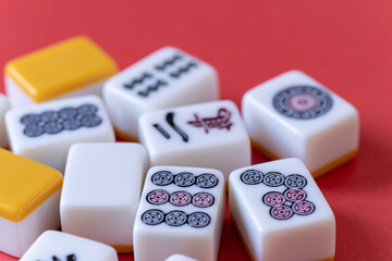 赤背景に並ぶマージャン牌