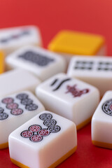 赤背景に並ぶマージャン牌