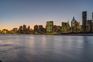 Obraz premium The skyline of Midtown Manhattan with the Chrysler Buidling and the UN-Building after sunset