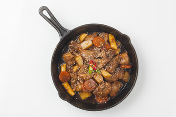  Jjimdak is a dish made by simmering chicken pieces with carrots, potatoes, garlic, peppers, green onions, onions, and glass noodles, and seasoning it with soy sauce or red pepper paste.