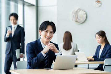オフィスで働く若いビジネスマン