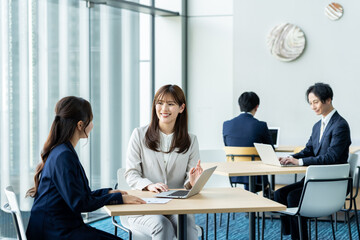 Fototapeta premium オフィスで働く若いビジネスウーマン 撮影協力:スカパー東京メディアセンター