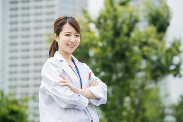 白衣の女性