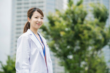 白衣の女性