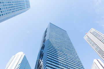 高層ビルを見上げる © TAGSTOCK2