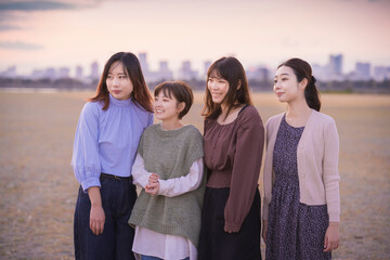 遠くの景色を見つめる女性たち