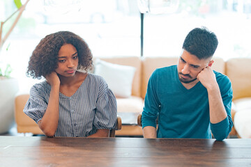 けんかして険しい表情を見せる男女