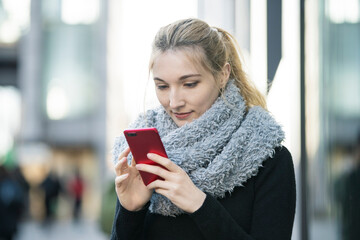 スマートフォンを操作する女性