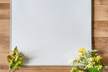 グリーンに囲まれた白いキャンバス