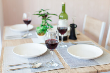 ホームパーティ向けのテーブルセッティング