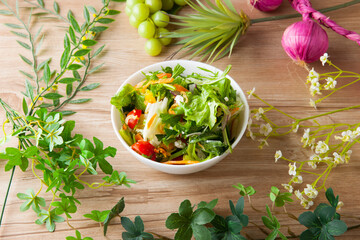 サラダのあるテーブルフォト