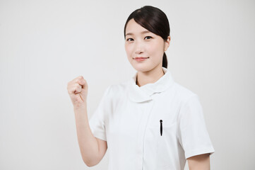 ガッツポーズをする白衣の女性