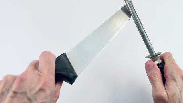 primo piano di affilatura di coltello con acciaino tondo