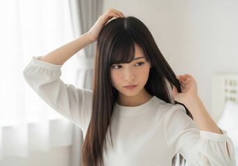 Naklejka premium 髪の毛を整えている女性